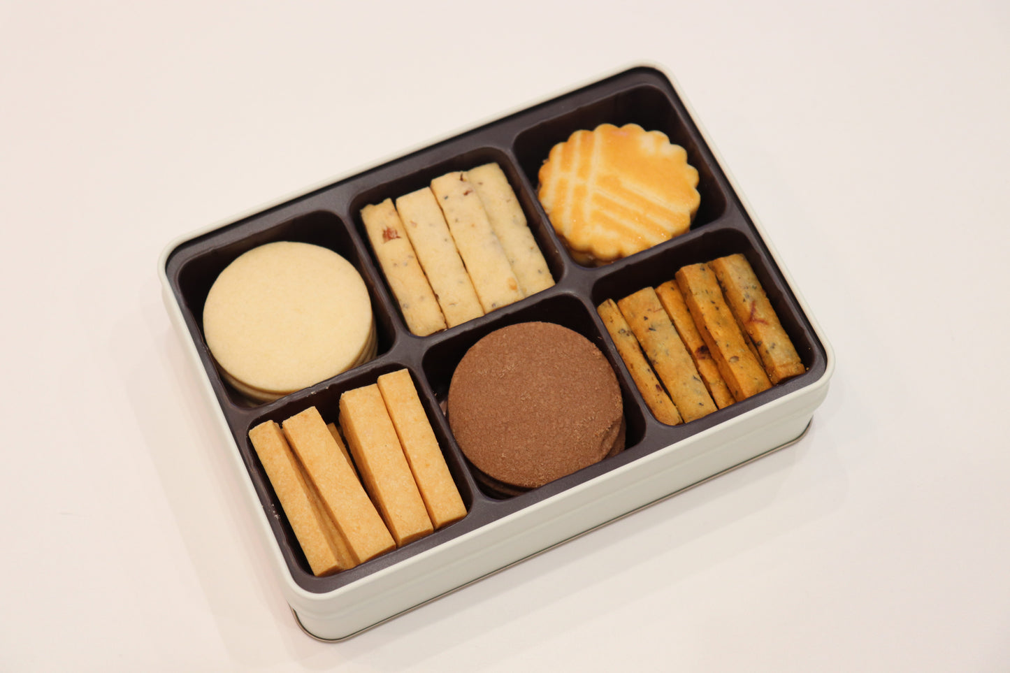 ６種のクッキー缶